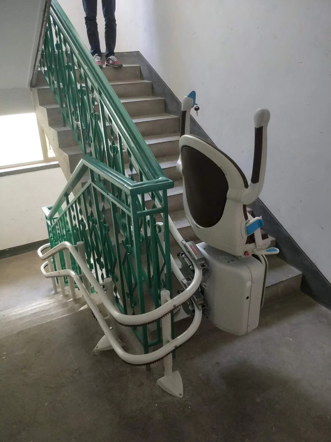 斜挂式座椅电梯